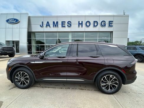 Used 2025 Lincoln Nautilus Premier AWD/4WD image 2
