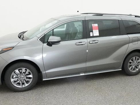 New 2026 Toyota Sienna XLE FWD image 19