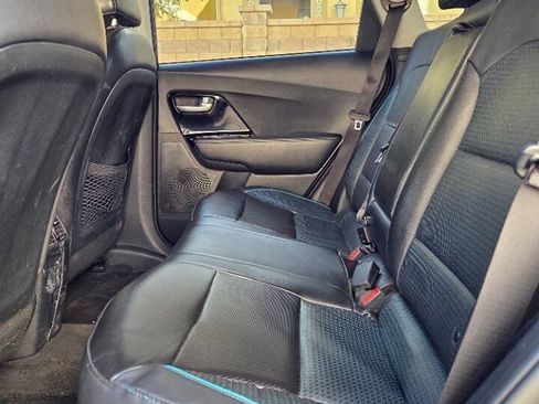 Used 2022 Kia Niro EX Premium FWD image 19