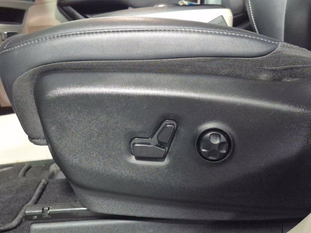 Used 2024 Chrysler Pacifica Touring-L FWD image 17