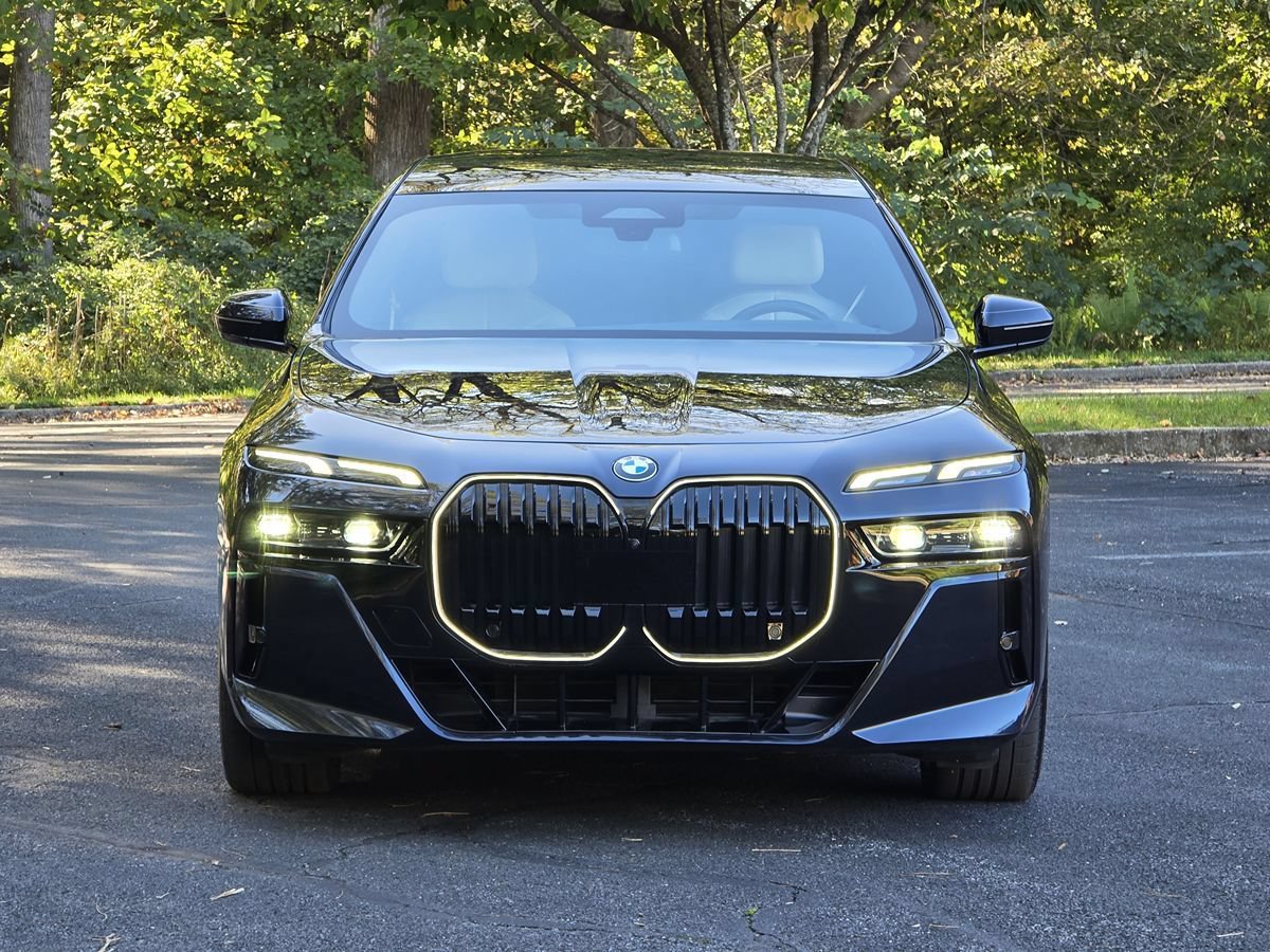 Used 2024 BMW 760i xDrive w/ Premium Package 2 AWD/4WD image 9
