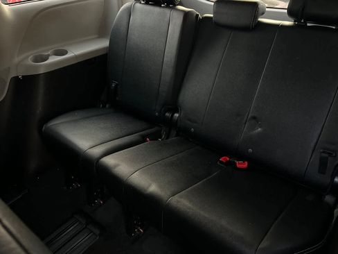 Used 2017 Toyota Sienna SE image 16