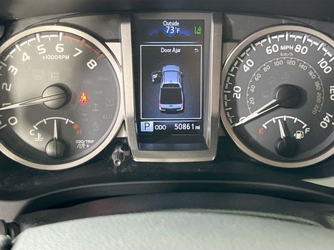 Used 2018 Toyota Tacoma SR5 AWD/4WD image 12