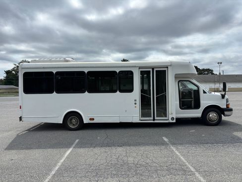 Used 2015 Chevrolet Express 4500 w/ Shuttle Bus Package image 6