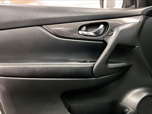 Used 2017 Nissan Rogue SV image 22