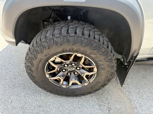 Used 2025 Chevrolet Colorado ZR2 w/ Technology Package AWD/4WD image 8