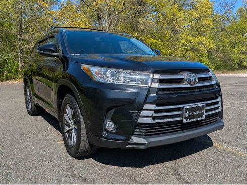 Used 2018 Toyota Highlander XLE AWD/4WD image 3