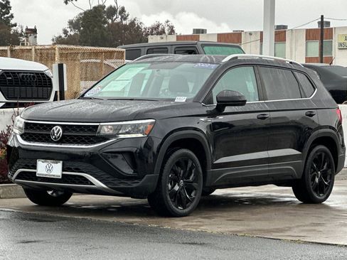 Certified 2022 Volkswagen Taos SE image 8