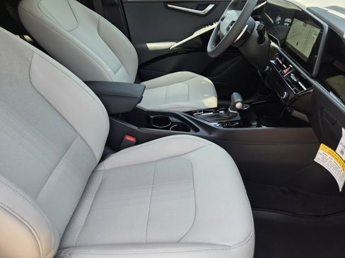 New 2025 Kia Niro EX Touring image 9