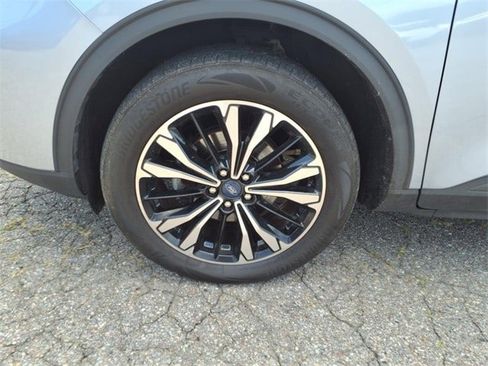 Certified 2022 Ford Escape SE w/ SE Sport Appearance Package image 9