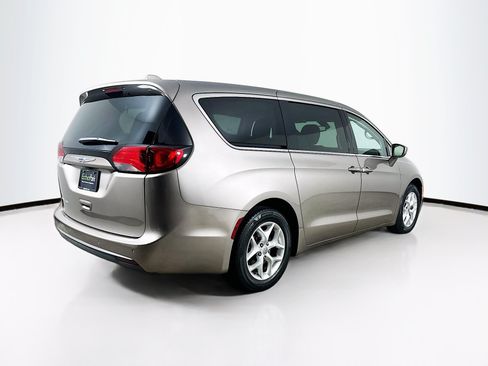 Used 2018 Chrysler Pacifica Touring Plus w/ Tire & Wheel Group FWD image 9