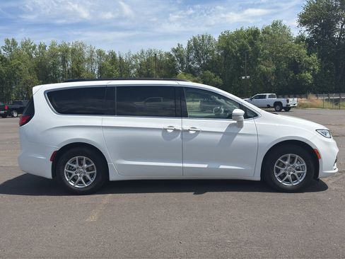 Used 2022 Chrysler Pacifica Touring-L FWD image 25