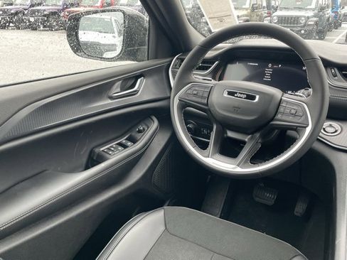 New 2025 Jeep Grand Cherokee image 32