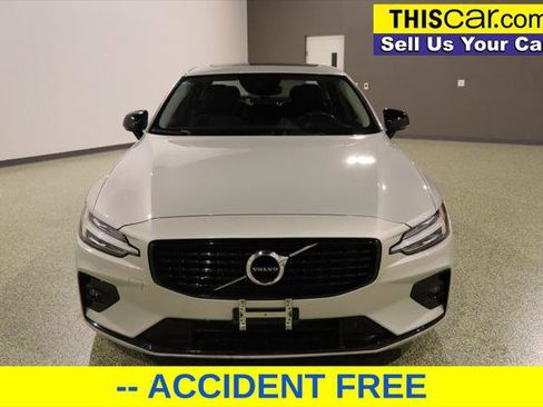 Used 2021 Volvo S60 T5 Momentum w/ Premium Package image 2