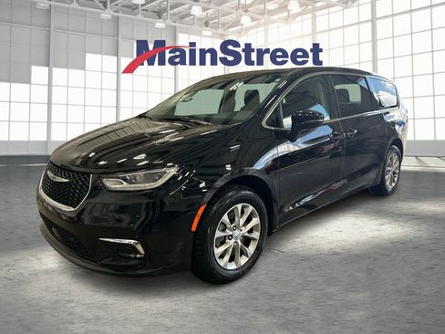 Used 2024 Chrysler Pacifica Touring-L AWD/4WD image 1