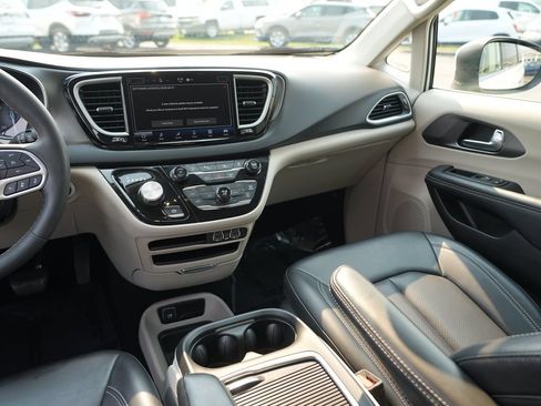 Used 2023 Chrysler Pacifica Touring-L FWD image 20