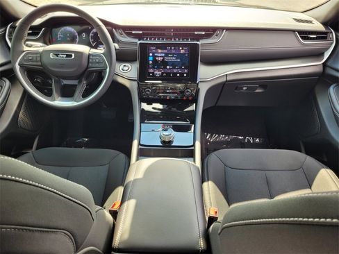 Used 2025 Jeep Grand Cherokee Laredo X w/ Luxury Tech Group I image 19