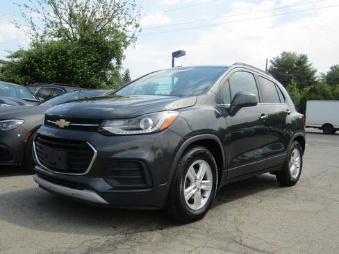 Used 2017 Chevrolet Trax LT w/ Sun & Sound Package FWD image 3
