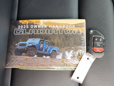 Used 2025 Jeep Gladiator Rubicon w/ Convenience Group AWD/4WD image 41