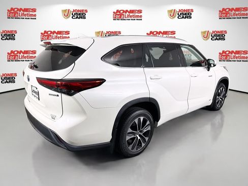Used 2021 Toyota Highlander XLE AWD/4WD image 17