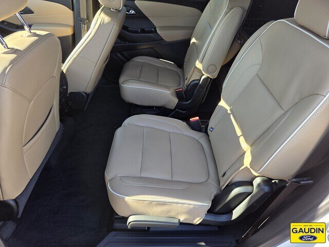 Used 2023 Chevrolet Traverse Premier FWD image 12