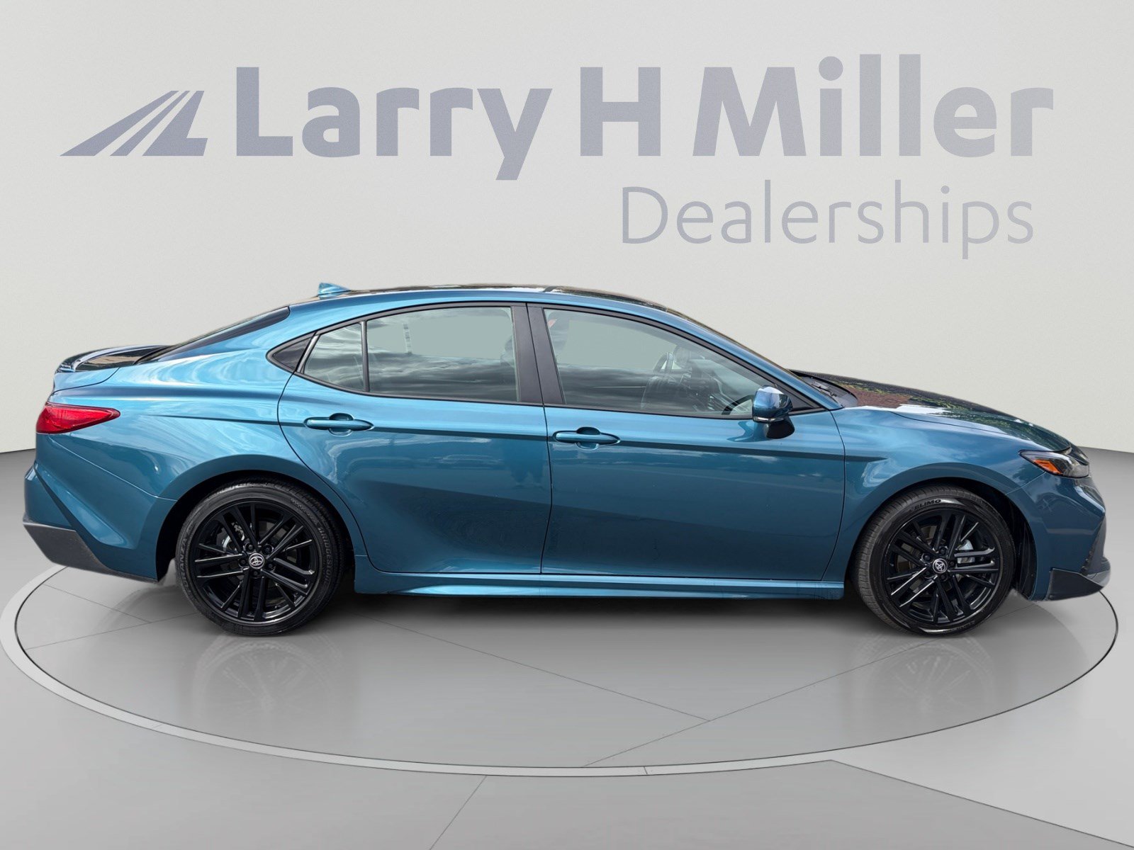 Used 2025 Toyota Camry SE FWD image 6