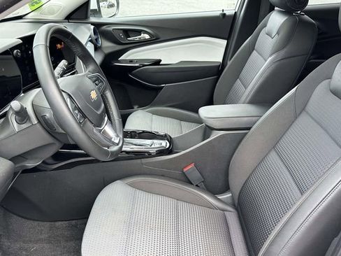 Used 2025 Chevrolet Trax LT w/ LT Convenience Package FWD image 16