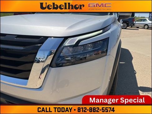 Used 2025 Nissan Pathfinder SV AWD/4WD image 15