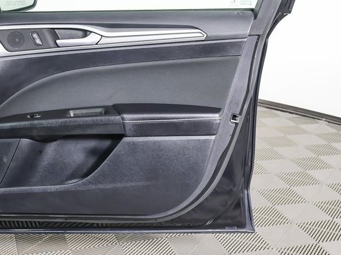 Used 2020 Ford Fusion SE image 17