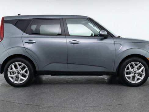 Used 2025 Kia Soul LX w/ LX Technology Package FWD image 11