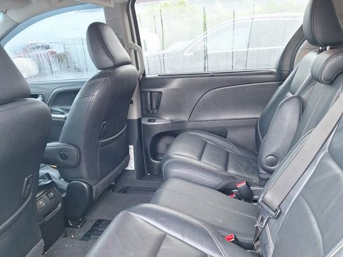 Used 2017 Toyota Sienna SE Premium image 14