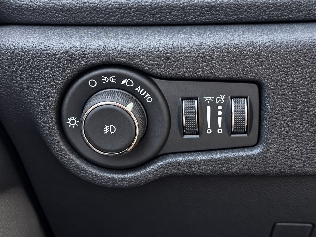 Used 2025 Chrysler Pacifica Limited FWD image 23