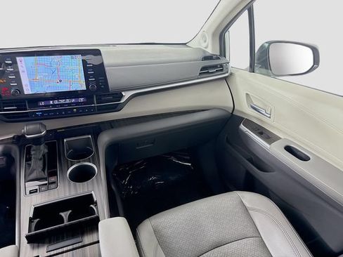 Certified 2021 Toyota Sienna Limited FWD image 27