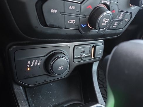 Used 2022 Jeep Renegade Latitude image 25