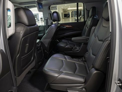 Used 2017 Cadillac Escalade ESV Luxury RWD image 9