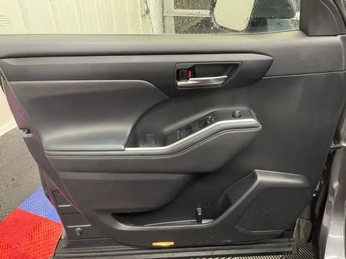Used 2022 Toyota Highlander XLE image 8
