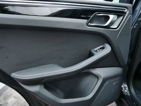 Used 2025 Porsche Macan image 14