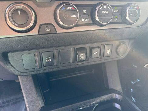 Used 2022 Toyota Tacoma TRD Off-Road AWD/4WD image 28