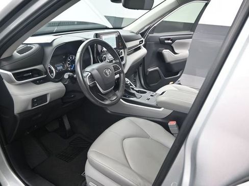 Used 2024 Toyota Highlander XLE FWD image 4