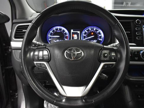 Used 2019 Toyota Highlander SE w/ Nightshade Edition AWD/4WD image 29