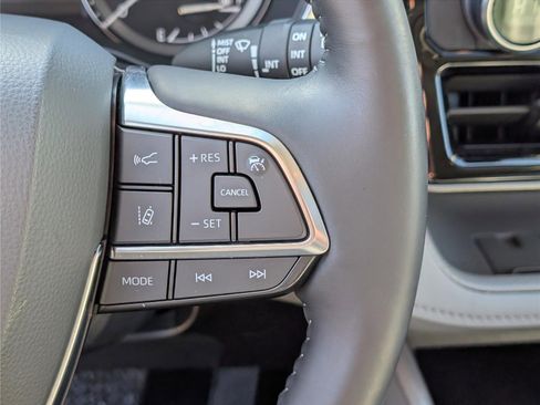 Used 2020 Toyota Highlander XLE image 25