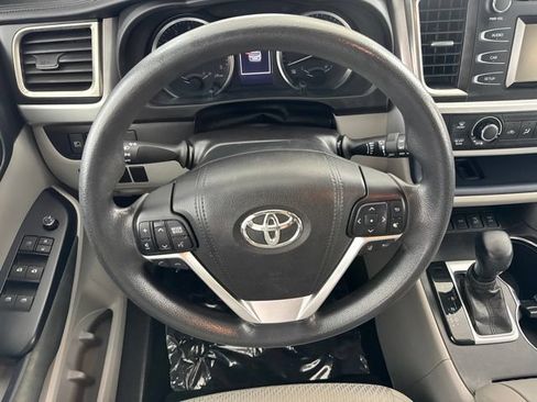 Used 2018 Toyota Highlander LE AWD/4WD image 28