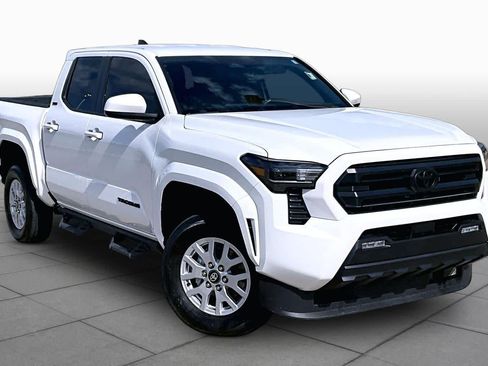 Used 2025 Toyota Tacoma SR5 RWD image 3