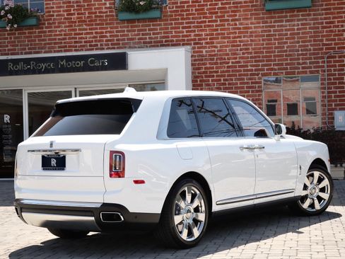 Certified 2024 Rolls-Royce Cullinan AWD/4WD image 2