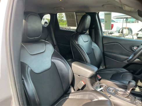 Used 2019 Jeep Cherokee Latitude Plus w/ Comfort/Convenience Group FWD image 30