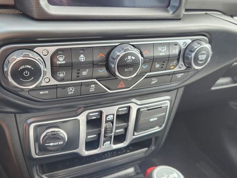 Used 2018 Jeep Wrangler Unlimited Sahara AWD/4WD image 20
