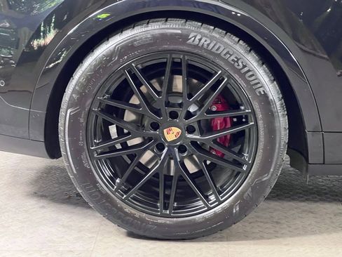 Certified 2025 Porsche Cayenne Turbo AWD/4WD image 14