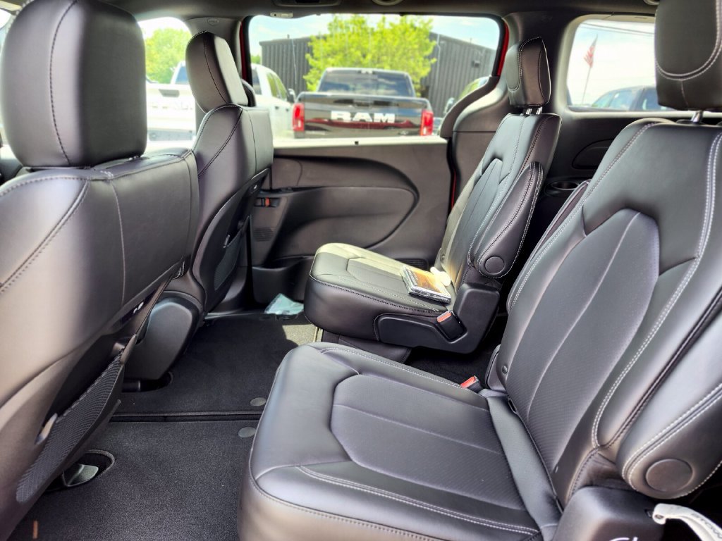 New 2027 Chrysler Pacifica Select AWD/4WD image 16