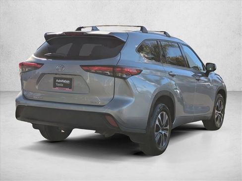 Used 2022 Toyota Highlander XLE image 5