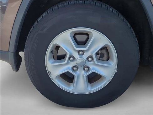 Used 2017 Jeep Grand Cherokee Laredo w/ Quick Order Package 23E image 9